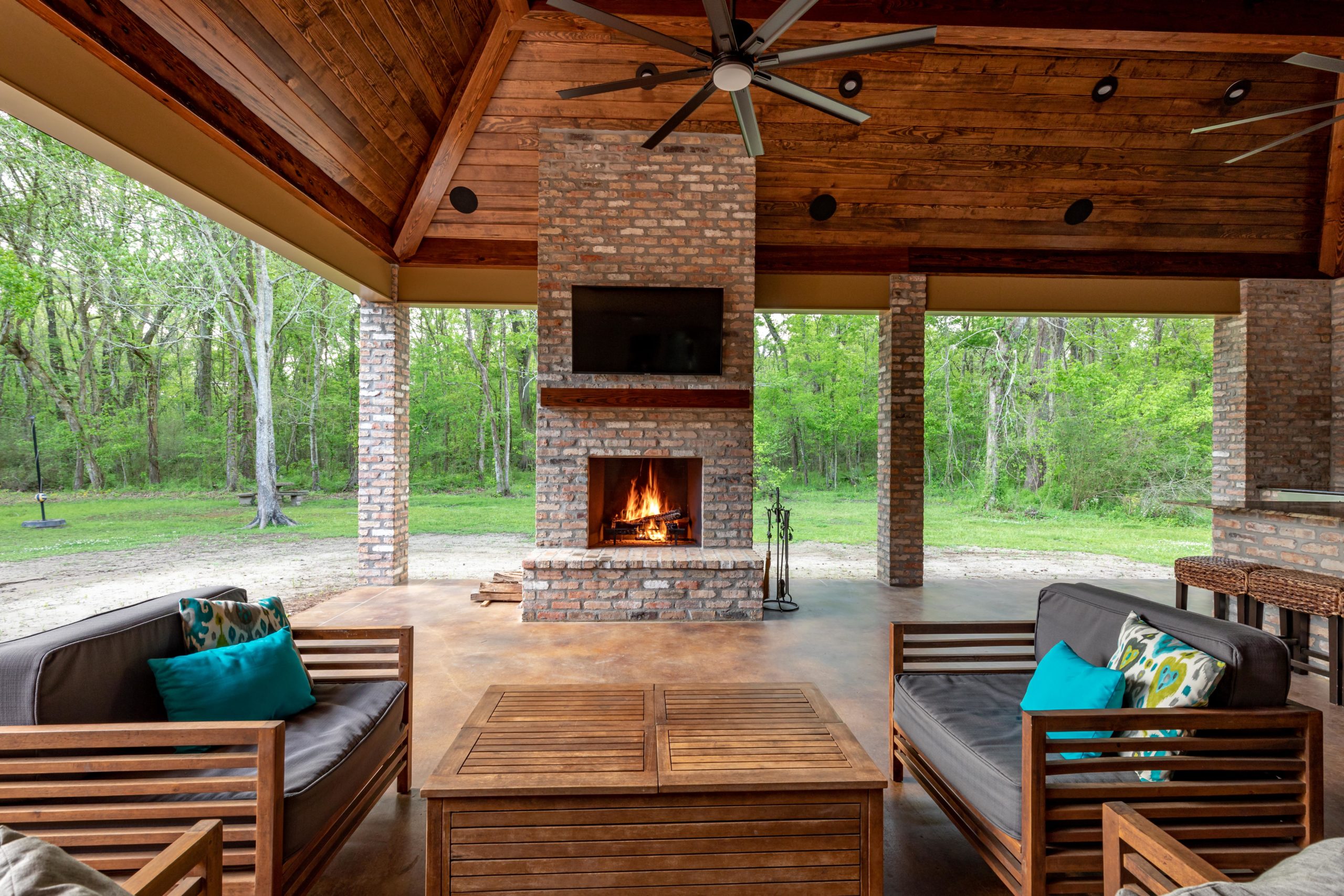 Outdoor fireplace