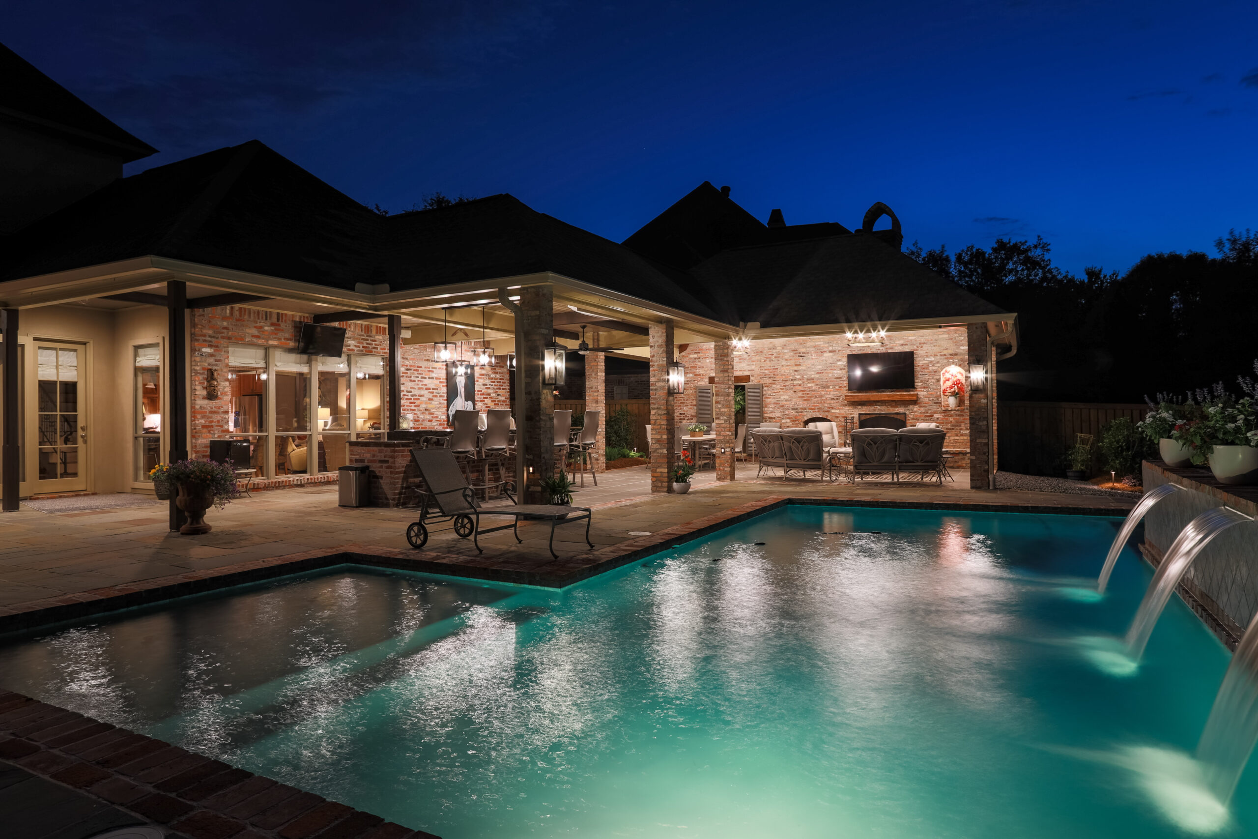 Outdoor pool, bar and living space